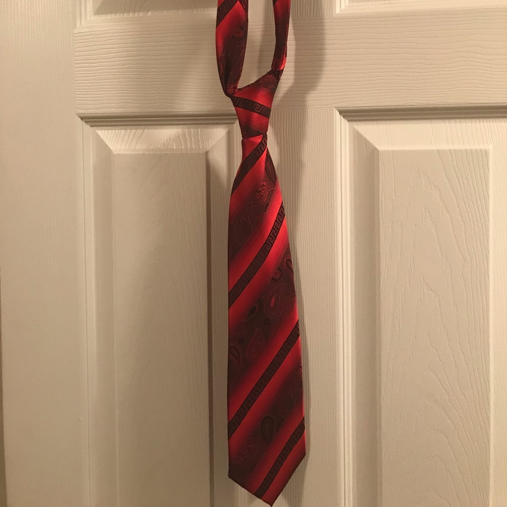 Mens Q brand neck tie red with black and design